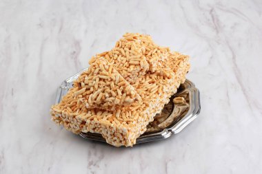 Kue Gipang, Jipang, Bipang veya Teng teng Beras, Endonezya 'nın geleneksel gevreğidir. Tatlı ve Çıtır Tat, Beyaz Arkaplanda Boşluğu Kopyala