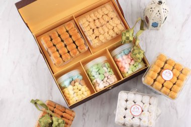 Bandung, Endonezya, 03032021: Top View engelleri Kue kering Lebaran. Hantaran için çeşitli kurabiyeler. Pandemi ve Mudik Kısıtlı sırasında Yeni Habbitler Konsepti