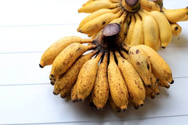 Beyaz Arkaplanda Yırtık Kadın Muzu (Pisang Susu) İzole Edildi, Kopyala Uzay 