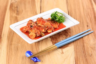 Kore yemeği: Ağır ateşte pişmiş uskumru ya da Godeungeo Jorim, Kore 'nin Öğlen Yemeği ya da Akşam Yemeği için çeşitli mezeler, Tahta Masa, Beyaz Tabak' ta servis edilir. Metin veya Tarif için Boşluğu Kopyala