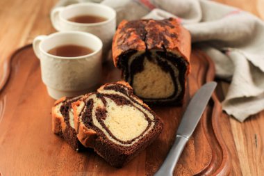 Tahta tabakta bir dilim mermer somun keki, bir fincan Arakçı ile servis edilir. 