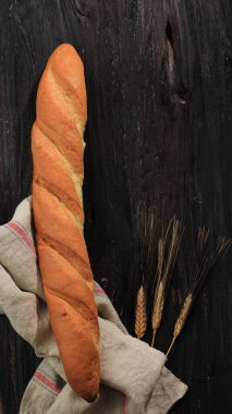 Tahta arka planda taze ekmek. Ev yapımı Fransız ekmeği, üst görünüm, kopyalama alanı.