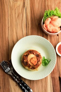 Soya sosu ve haşlanmış yumurta ile ev yapımı Nasi Tim Ayam Jamur (Tavuk ve Mushrom Buharlı Pirinç). Cracker ve Sambal 'la hizmet etmiş. Metin için Boşluğu Kopyala ile Üst Görünüm