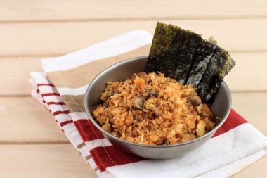 Kore usulü deniz yosunu ve beyaz susamlı kimchi pilavı.