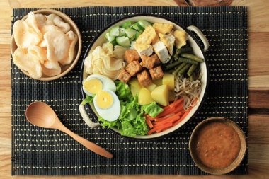 Gado Gado Endonezya Karışık Salatası Kaynamış mı Buharlı Sebze mi? Fıstık Sosu ile servis edilir. Cakarta 'da Gado-Gado Siram Popüler Patates, Tempeh, Tofu, Sprout, Havuç, Uzun Fasulye ve Yumurtadan Yapıldı 