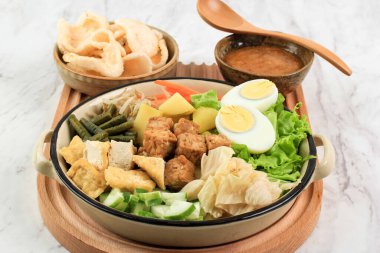 Gado Gado Endonezya Karışık Salatası Kaynamış mı Buharlı Sebze mi? Fıstık Sosu ile servis edilir. Cakarta 'da Gado-Gado Siram Popüler Patates, Tempeh, Tofu, Sprout, Havuç, Uzun Fasulye ve Yumurtadan Yapıldı 
