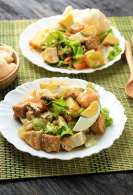 Gado Gado Endonezya Karışık Salatası Kaynamış mı Buharlı Sebze mi? Fıstık Sosu ile servis edilir. Cakarta 'da Gado-Gado Siram Popüler Patates, Tempeh, Tofu, Sprout, Havuç, Uzun Fasulye ve Yumurtadan Yapıldı 