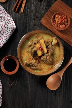 Top View Gule Kambing Jawa Timur veya East Java Lamb Curry, Kurban Bayramı için Lezzetli Menü. Genellikle Sate Kambing (Koyun Şişleri) ile servis edilir)