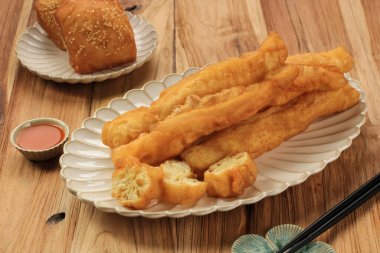 Cakwe veya Çin yağlı ekmek çubuğu, Endonezya 'nın geleneksel kahvaltı yemeğidir. Endonezya 'da, genellikle tavuk çorbası için servis edilir..