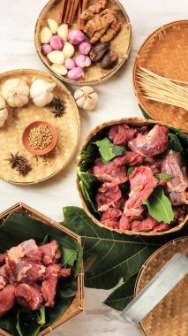 Endonezya yemeği, sığır eti ya da et, bambu çubuğu ve baharat yapmak. Sate ya da Satay, Endonezya 'da genellikle kuzu, sığır eti ya da tavuktan yapılan popüler sokak yiyeceğidir.