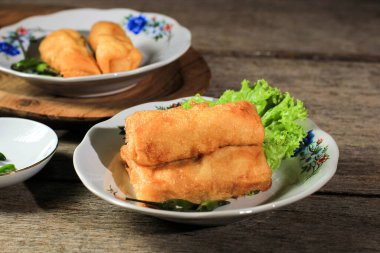 Sosis Solo ya da kıymalı yumurta krepi ya da tavuk dolması. Abur cubur kutusu için Solo Endonezya 'dan popüler atıştırmalıklar
