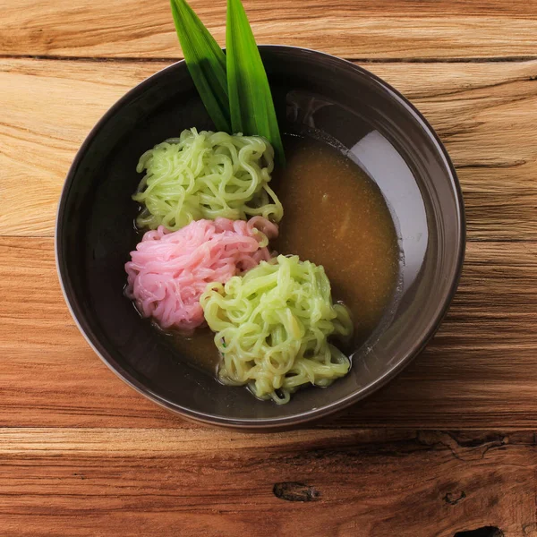 Putu Mayang ya da Petulo, Endonezya Geleneksel Pirinç Un İplikçikleri, Gıda Boyası ile bir top şeklinde kıvrılmış, Hindistan cevizi sütü ve Palm Sugar Syrup ile servis edilir. Üst Görünüm 