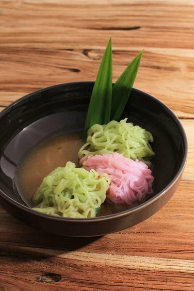 Putu Mayang ya da Petulo, Endonezya Geleneksel Pirinç Un İplikçiklerinden yapılmış Hindistan cevizi sütü ve Palm Sugar şurubuyla servis edilen bir top şeklinde kıvrılmış.