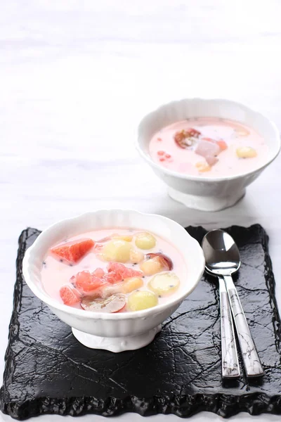 Popüler Hongkong Tatlısı, Ximilu veya Es Campur Hongkong, Jöle, Tapioca İncisi, Su Karpuzu, Tatlı Basil Tohumu (Selasih) ve Hindistan cevizi Sütü veya Yoğunlaştırılmış Süt