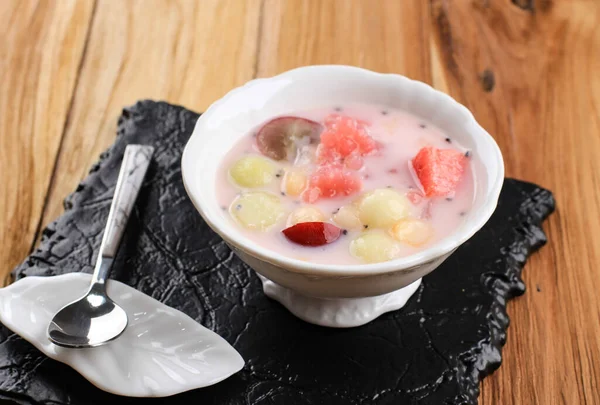 Sop Buah veya Es Buah hindistan cevizi veya basit şurupla karıştırılmış, Shaved Ice ile servis edilir ve kremalı süt eklenir, Buka Puasa için popüler (oruç kahvaltısı))