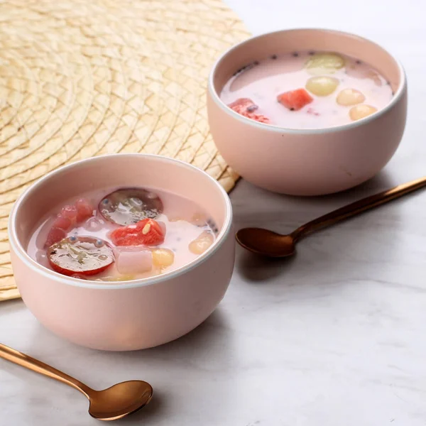 Sop Buah ya da Es Buah, Hindistan cevizi ya da basit şurupla karıştırılmış, buzla servis edilen ve yoğunlaştırılmış süt eklenen meyveleri yemeye hazır. Buka Puasa (Kahvaltı) için popüler)