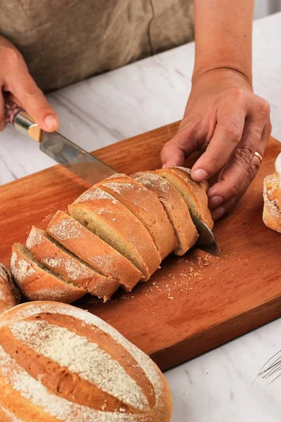 Żeńska Ręka Krojenie Japońskiego Mleka Chleb Hearth Pomocą Noża Chleba — Zdjęcie stockowe