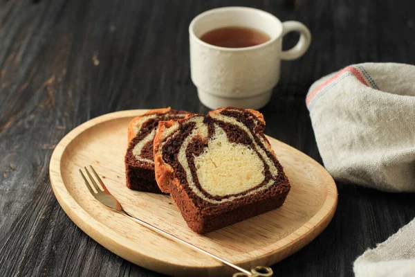 Fetta Torta Marmo Della Pagnotta Sfondo Legno Nero Servita Con — Foto Stock