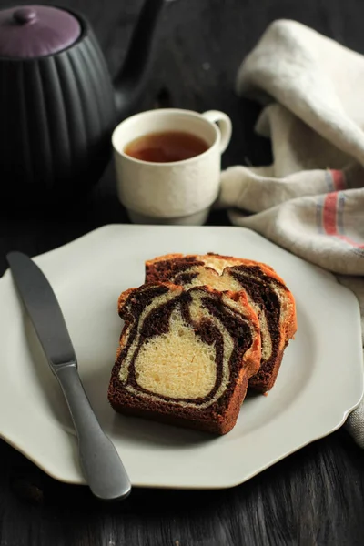 Torta Marmo Tre Fette Piatto Crema Servire Con Sfondo Legno — Foto Stock