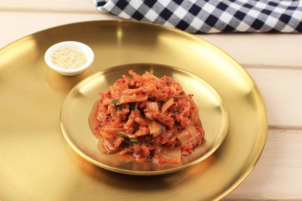 Kimchi Korejské Tradiční Fermentované Předkrm Zelí Kimchi Okurkový Salát Zlatém — Stock fotografie