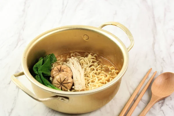 Ramyeon Coreano Instant Noodle Soup Golden Ramyeon Pot Servito Con — Foto Stock