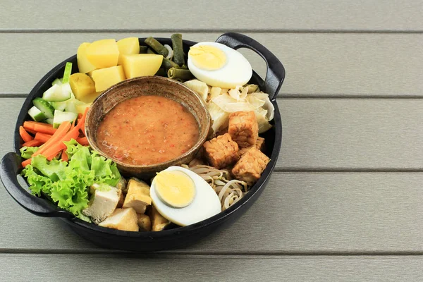 Gado Gado Indonezyjski Tradycyjny Food Mix Sałatka Warzywna Serwowana Sosem — Zdjęcie stockowe