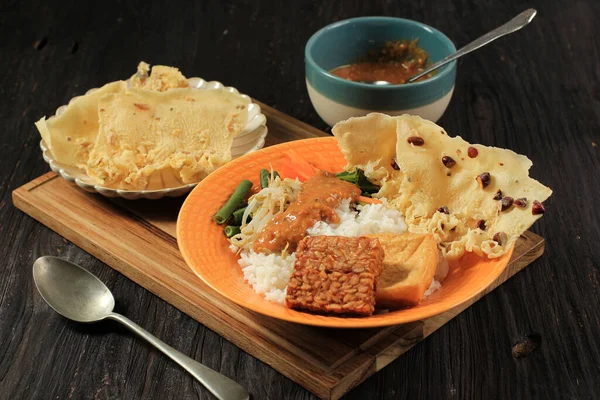 Nasi Pecel Traditionelles Javanisches Reisgericht Aus Gedämpftem Reis Mit Gemüsesalat — Stockfoto