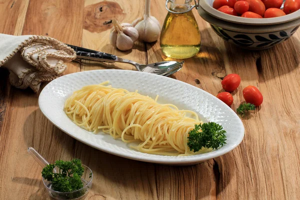Свежие Вареные Спагетти Готовы Подавать Соусом Концепция Здоровой Пищи Деревянном — стоковое фото