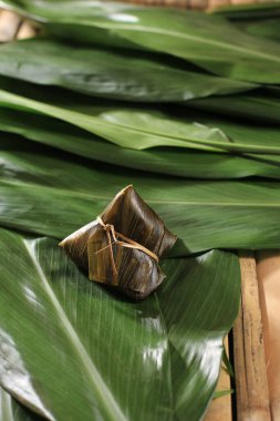 Zongzi ya da Bakcang, Çin Kurtarıcı Yapraklı Pirinç Böreği ve Bambu Yaprakları Paketi. Taze Bakcang Yaprakları ile Taze Kavram. Metin için Boşluğu Kopyala