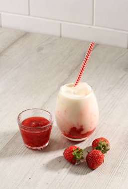 Beyaz Arkaplanda Ev Yapımı Çilekli Çilekli Taze Kore Çilek Sütü, Metin İçin Boşluğu Kopyala