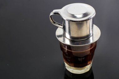 Cam bardaklarda yoğunlaştırılmış süt ve geleneksel metal kahve makinesi Phin ile Vietnam kahvesi. Geleneksel Vietnam kahvesi yapma metodu. Metin için boşluk. Veya Reklam