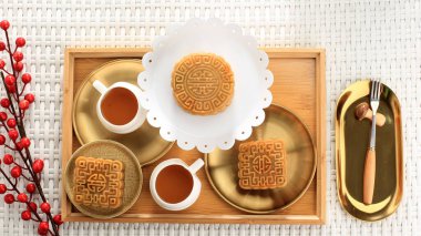 Ay Festivali sırasında Top View Çeşitli Şekilde Ay Pastası (Mooncake) Çin Tatlı Atıştırması. Beyaz Parlak Asya Fırını kavramı. Sonbahar Festivali için Boşluk Kavramını Kopyala
