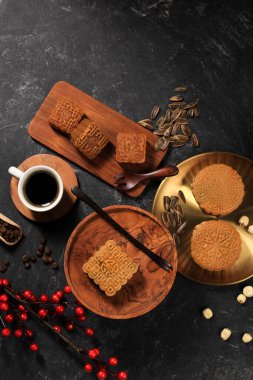 Ay Festivali sırasında Top View Çeşitli Şekilde Ay Pastası (Mooncake) Çin Tatlı Atıştırması. Rustica Siyah Asya Fırını, Çay ve Kahve ile servis edilir