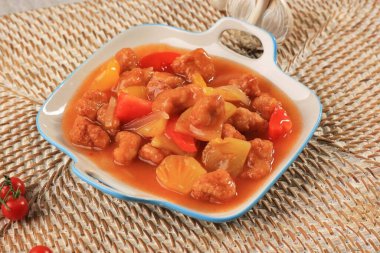 Koloke ya da Kuluyuk tavuğu, Çin usulü kızarmış tavuk ya da baharatlı ekşi soslu balık tostu. Ayam Asam Manis kadar popüler