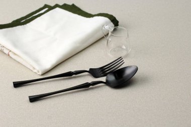 Masanın üzerine kaşık, çatal ve peçete, metin için boşluk kopyala 