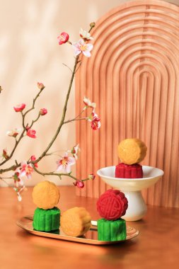 Renkli Karderili Ay Keki. Mooncake, Mochi Dough Doldurulmuş Muhallebi, Kırmızı Fasulye veya Mung Fasulye Yapıştırıcısı 'nın yeni varyasyonu. Mooncake kalıbıyla biçimlendirilmiş.