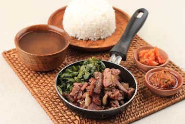 Se 'i Sapi veya Beef Sei Endonezya Geleneksel Tütsülenmiş Et, Kaynamış Cassava Yaprakları ve Sambal Luat veya Sambal Matah ile servis edilir. Endonezya, Nusa Tenggara 'dan tipik yiyecek.