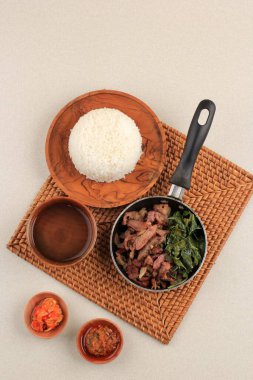 Sei Sapi veya Beef Sei Endonezya Geleneksel Tütsülenmiş Et, Kaynamış Cassava Yaprakları ve Sambal Luat veya Sambal Matah ile servis edilir. Endonezya, Nusa Tenggara 'dan tipik yiyecek. Üst Görünüm 