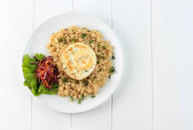Nasi Goreng Kampung veya Geleneksel Kızarmış Pirinç. Geleneksel Endonezya ya da Melayu Mutfağı. Üst Görünüm