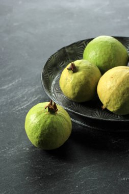 Taze seçilmiş Guava ve (jambu biji merah) veya Psidium guajava. Vücut bağışıklığını, düşük kan basıncını ve kolesterolü arttırabilir, sindirim sistemini başlatabilir ve C vitamini açısından zengin olabilir..