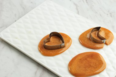 Dalgona Şeker Kalamar Oyunu (Ppopgi), Eski Fashionaed Korea Sugar Candy with Stamp on the Center. Sosyal medyada Viral Food.