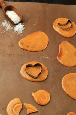 Dalgona Şeker Kalamar Oyunu (Ppopgi), Merkezde Damga ile Eski Fashionaed Kore Şeker Şekeri. Sosyal medyada Viral Food.