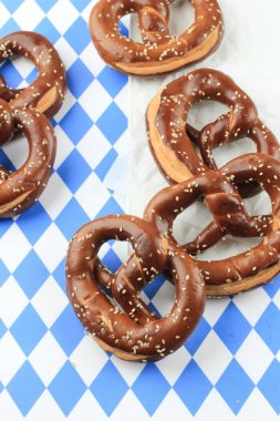 Ekim Festivali için Elmas Arkaplanındaki Bavyera Krakerleri 