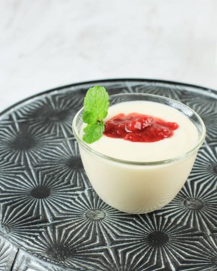 Mini Bowl 'da Çilekli Panna Cotta, Jöle ve Çilekli İtalyan Geleneksel Tatlısı, Nane Yaprağıyla Tepelenmiş