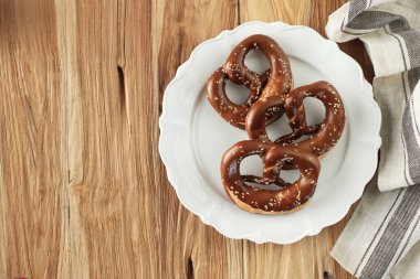 Taze pişmiş ev yapımı yumuşak kraker (Bavyera Brezel) ve tuzlu Rustik Masa. Ekim Festivali için mükemmel. Boşluğu Kopyala ile Üst Görünüm 