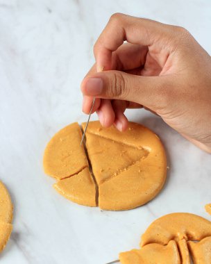 Dalgona Ppopgi Candy, Ev Yapımı Eski moda Sosyal Medya Şeker Virüsü