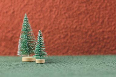 Dokulu Masa Üzerine Küçük Noel Ağacı Dekorasyonu, Metin İçin Boşluğu Kopyala