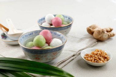 Bir kase Wedang Ronde, Ginger şurubuyla doldurulmuş Glutinous Rice unundan yapılmış geleneksel bir Java tatlısı.