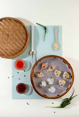 Flatlay Çeşitli Yumcha Dim Sum: Pastel Renk Tabağı üzerine Bambu Buharlı Buharlı Hamur Hamuru, Metin ya da Reklam Alanı Kopyala