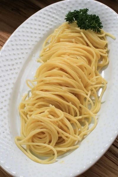 Закрыть Отварные Спагетти Заправить Соусом Концепция Здоровой Пищи Деревянном Столе — стоковое фото